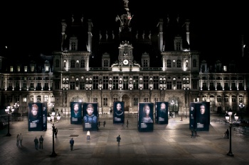 Parvis de l'Hôtel de ville de Paris - Regardons la précarité en face